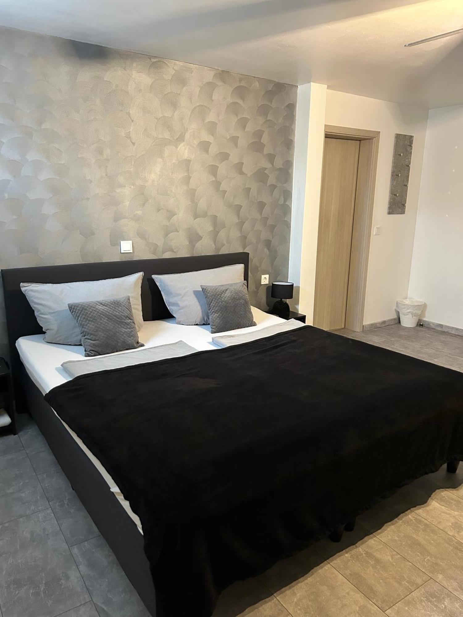 Mikroapartments Klarenthal Saarbrücken Esterno foto